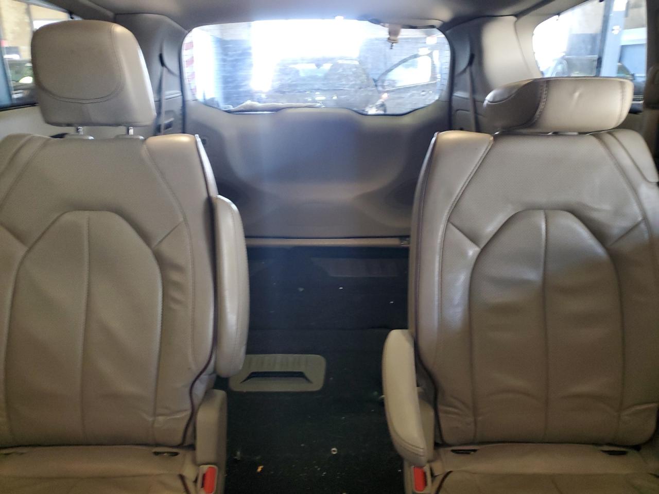 2019 Chrysler Pacifica - Image 10