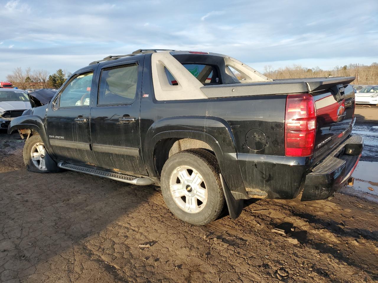 2010 Chevrolet Avalanche - Image 2