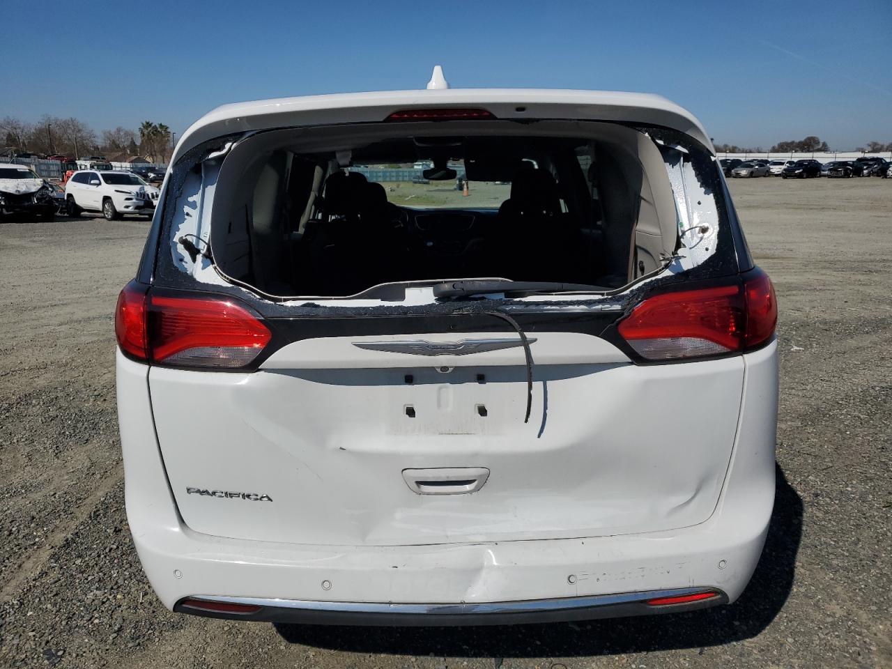 2017 Chrysler Pacifica - Image 6