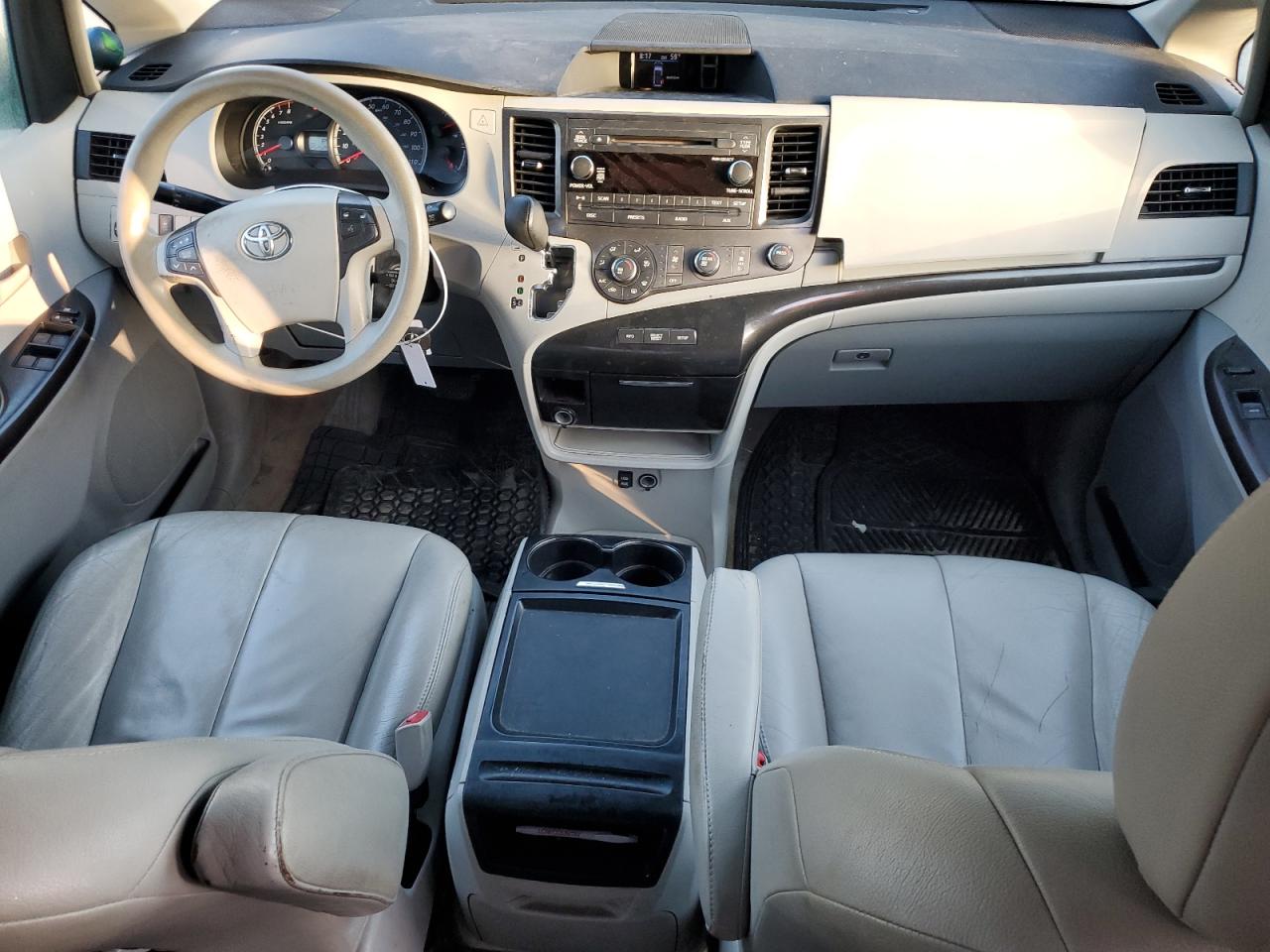 2011 Toyota Sienna - Image 8