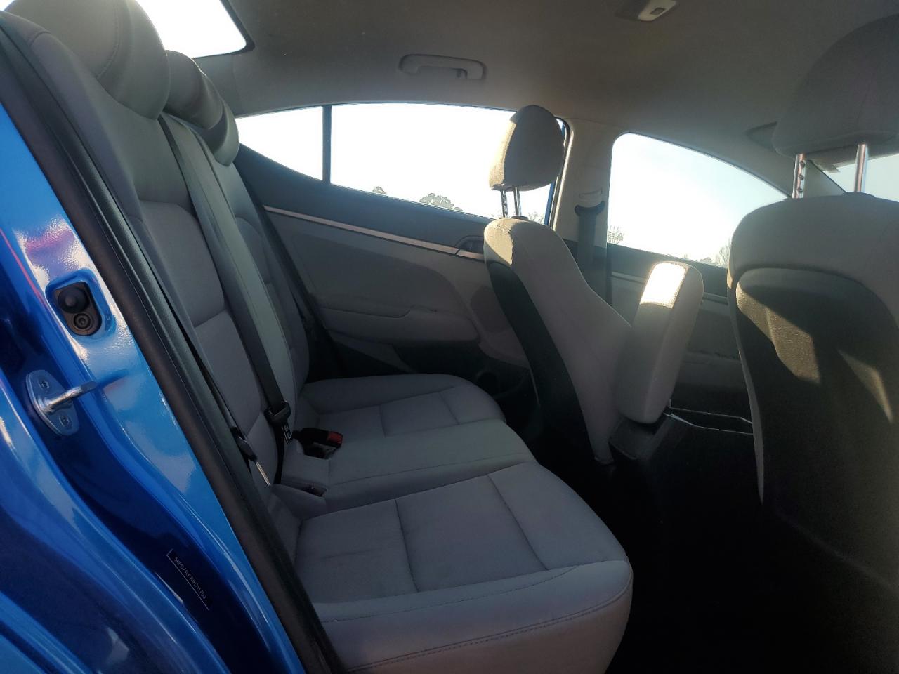 2017 Hyundai Elantra - Image 10