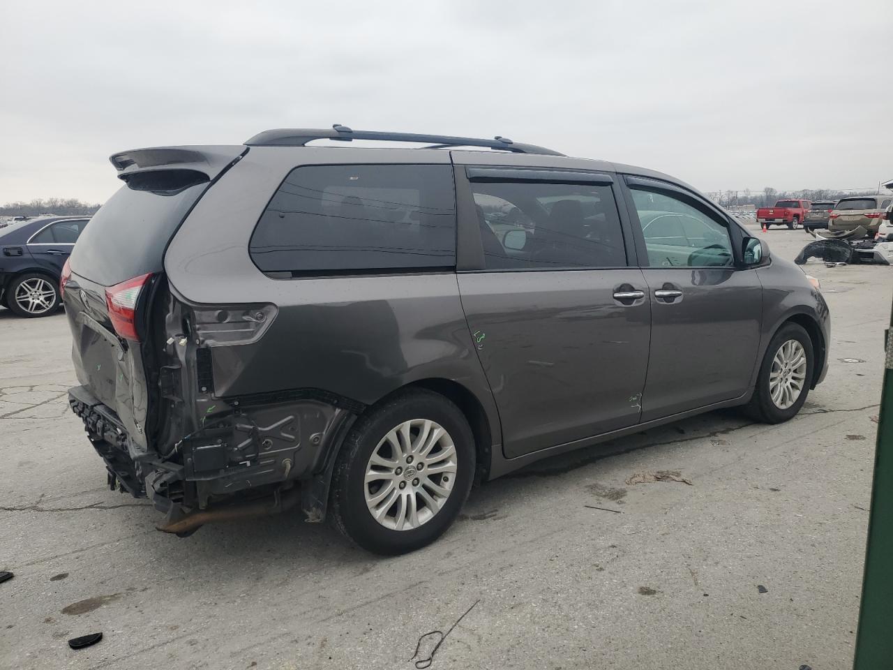 2015 Toyota Sienna - Image 3