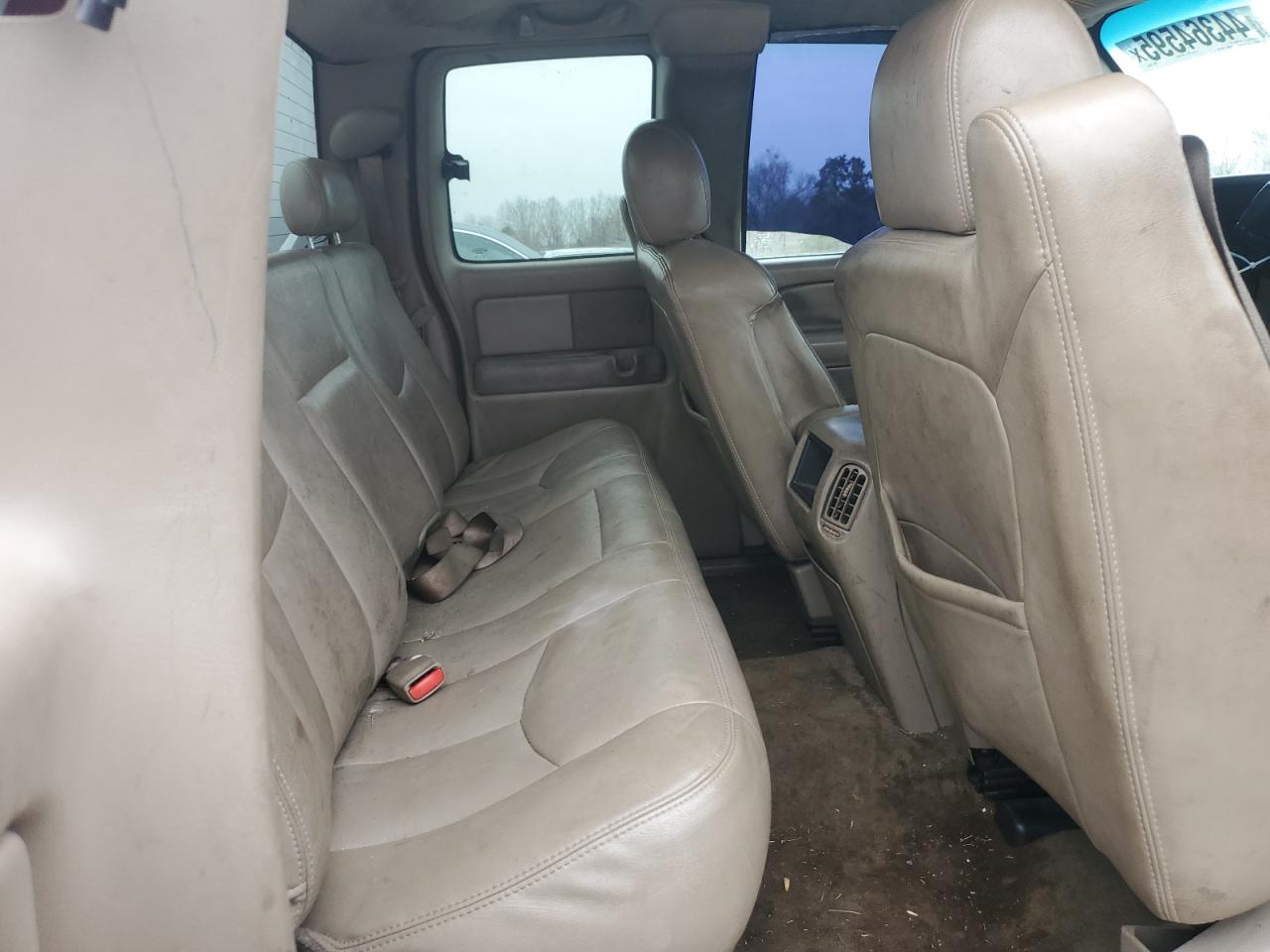2004 Chevrolet Silverado - Image 10