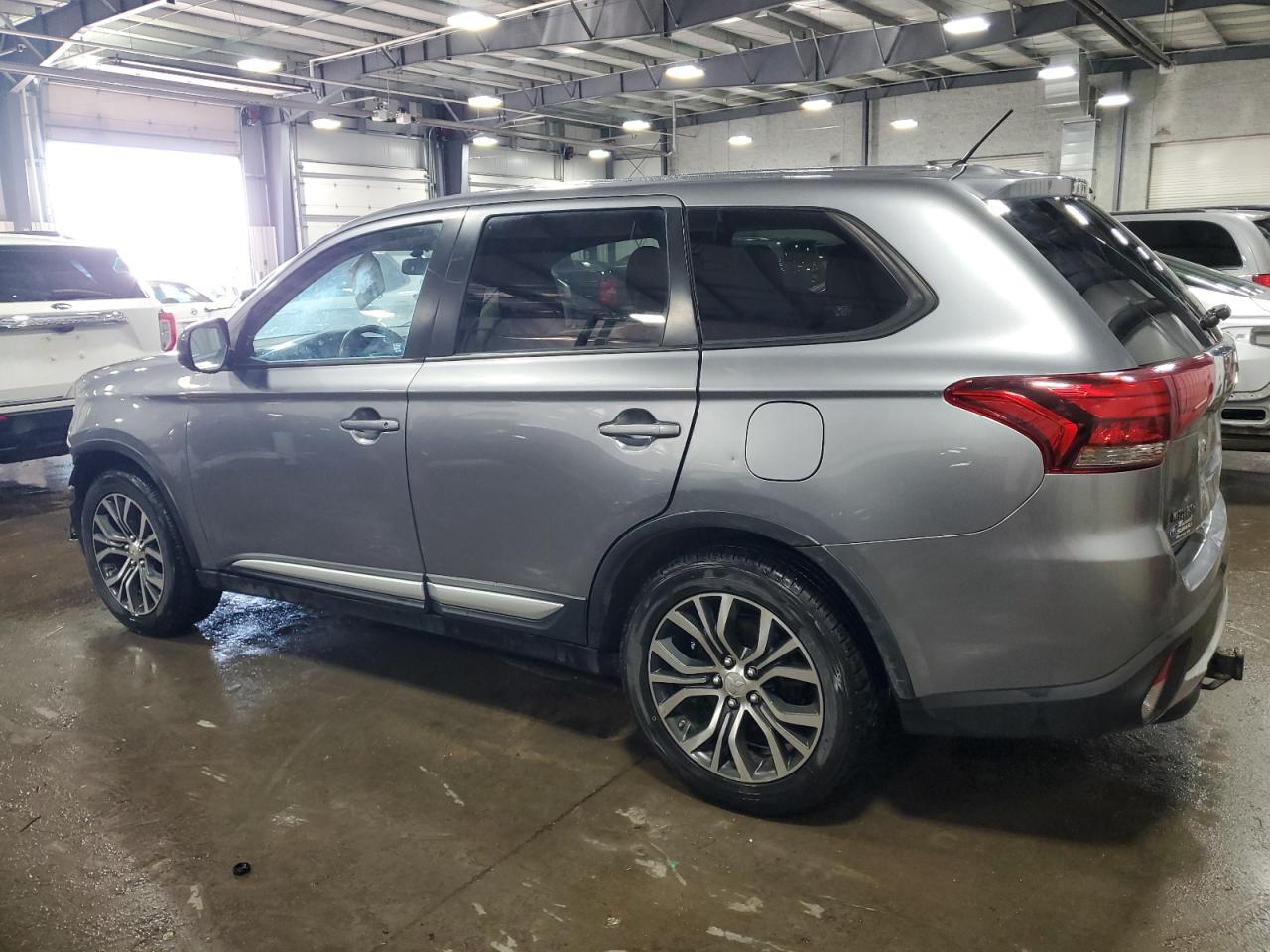 2016 Mitsubishi Outlander - Image 2