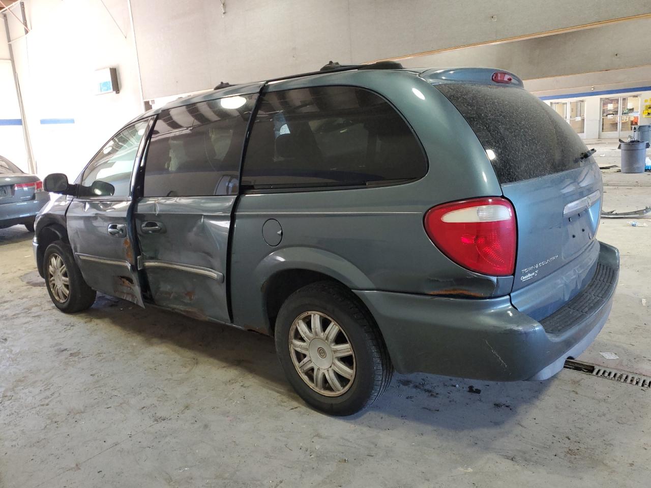 2005 Chrysler Town & Country - Image 2