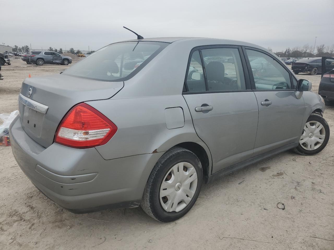 2011 Nissan Versa - Image 3