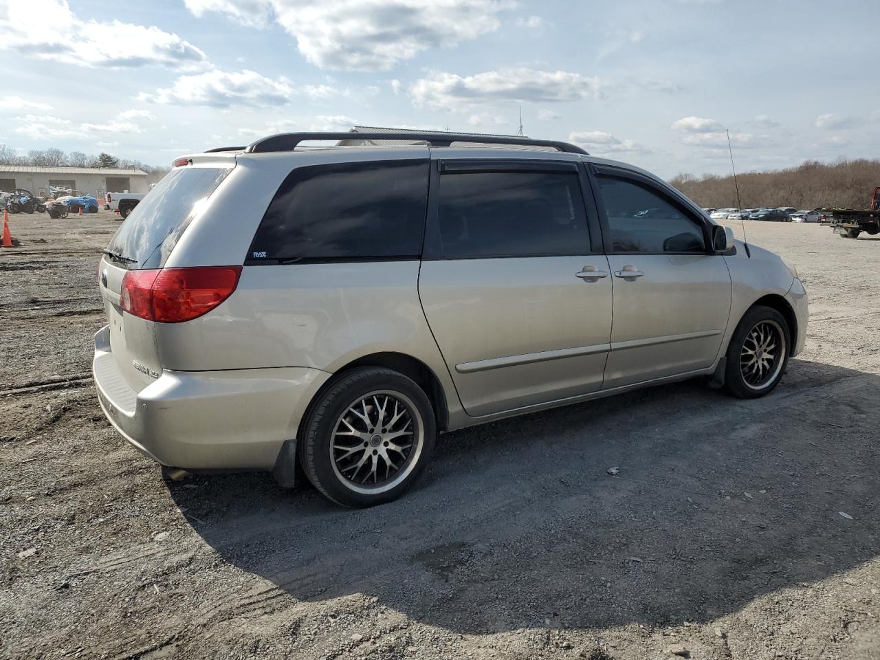 2010 Toyota Sienna - Image 3