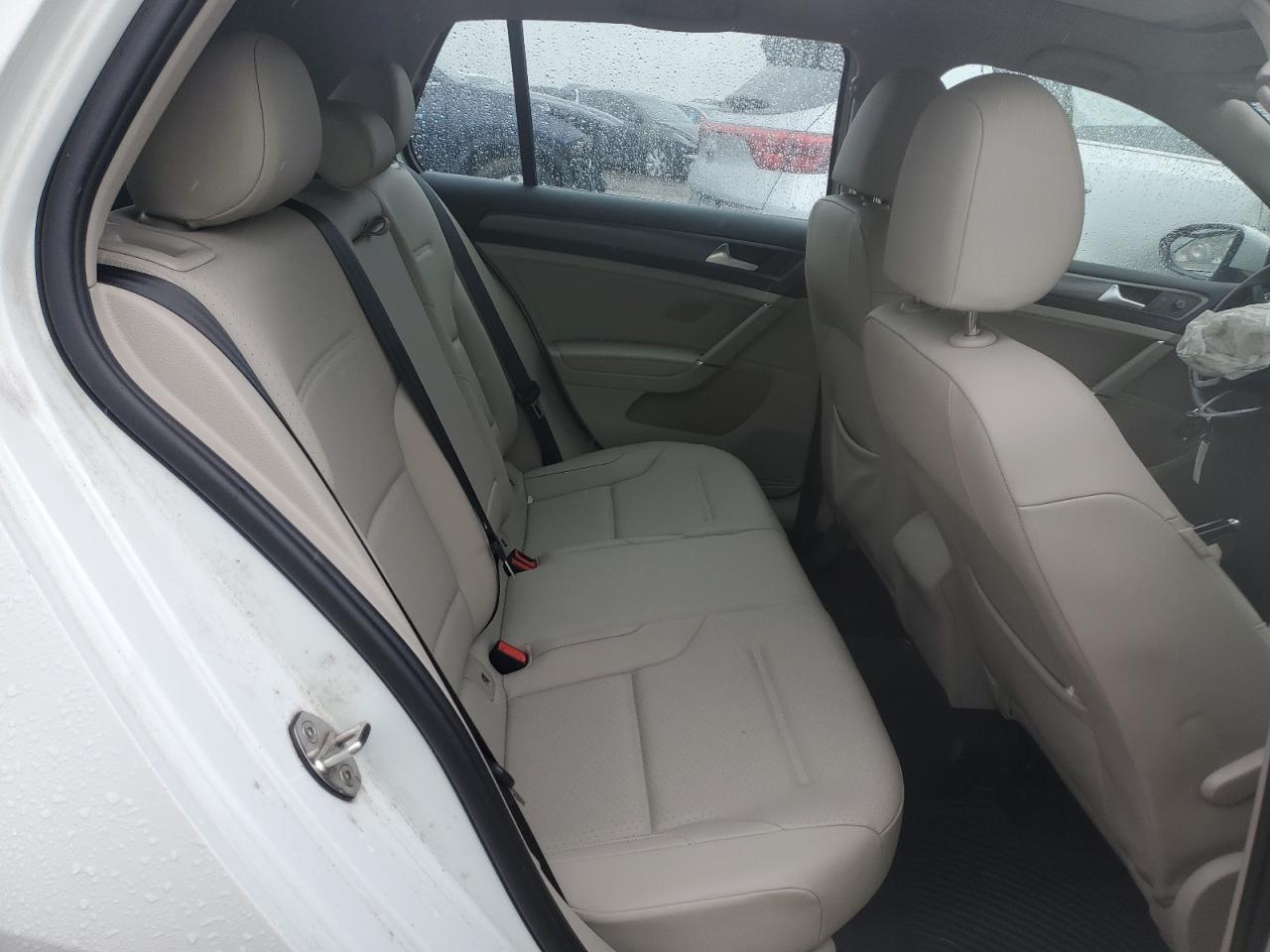 2019 Volkswagen Golf - Image 10