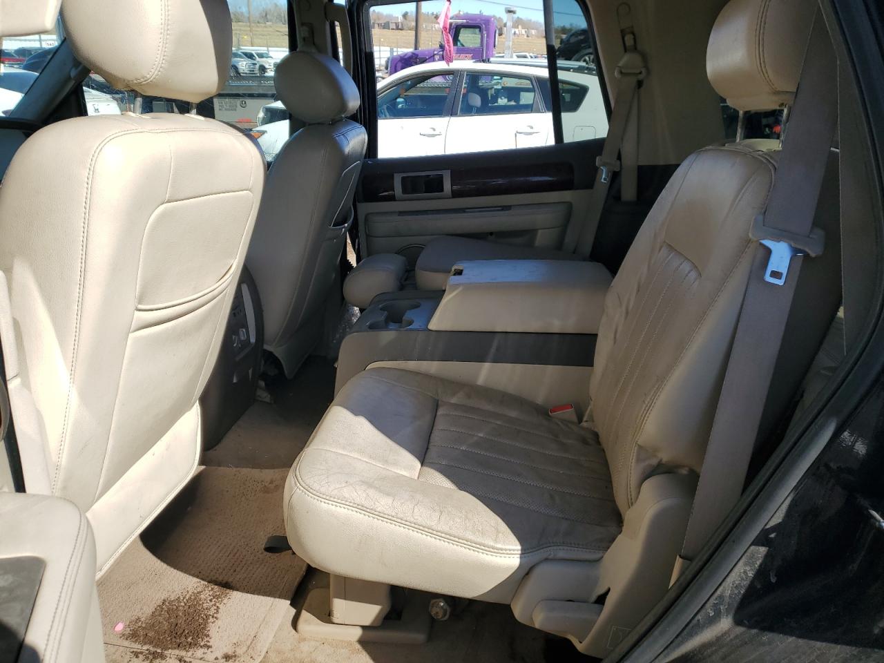 2004 Lincoln Navigator - Image 11