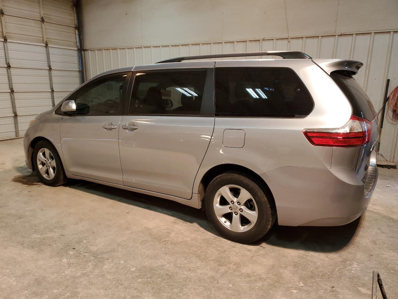 2016 Toyota Sienna - Image 2