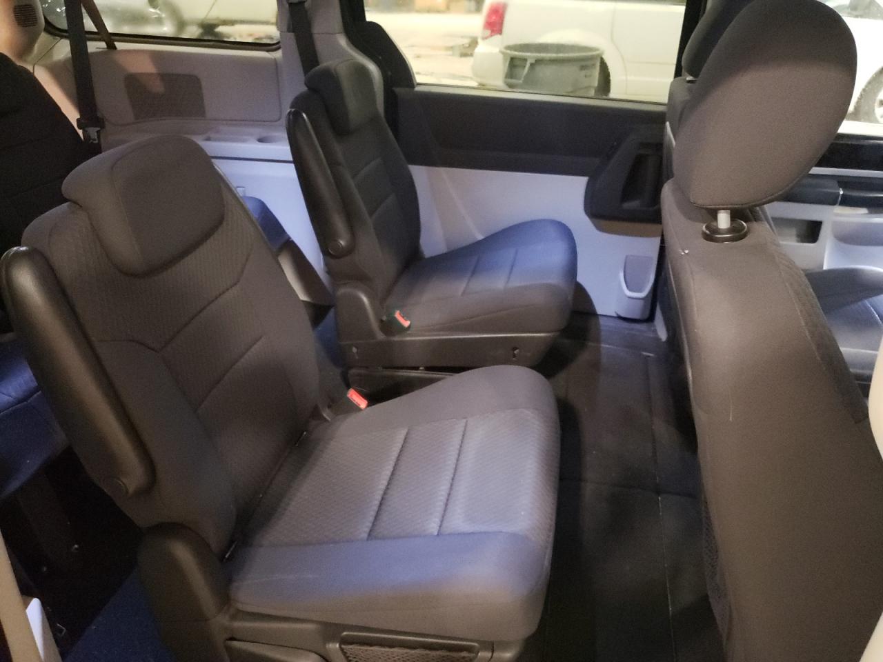 2010 Dodge Caravan - Image 11