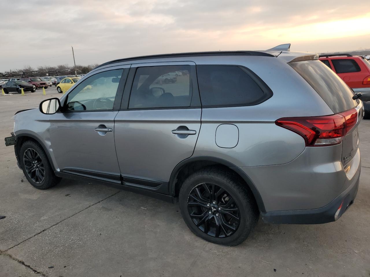 2018 Mitsubishi Outlander - Image 2