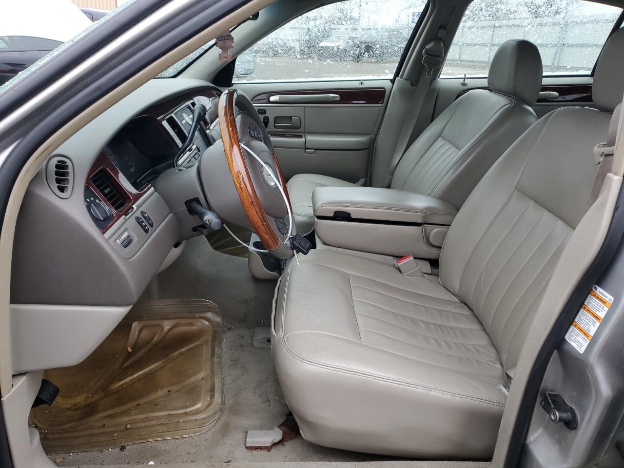 2003 Lincoln Town Car - Image 7