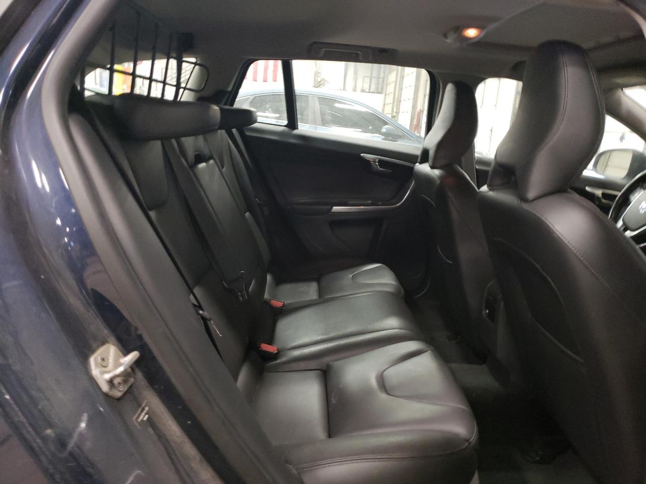 2015 Volvo V60 - Image 10