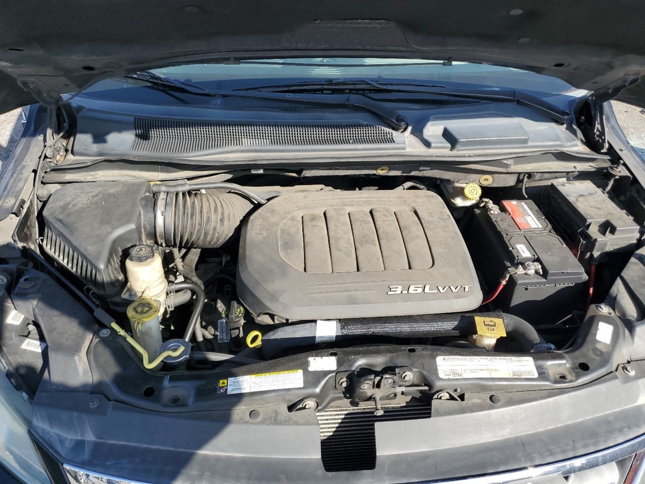 2011 Volkswagen Routan - Image 12