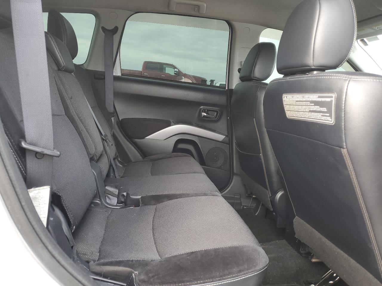 2012 Mitsubishi Outlander - Image 11