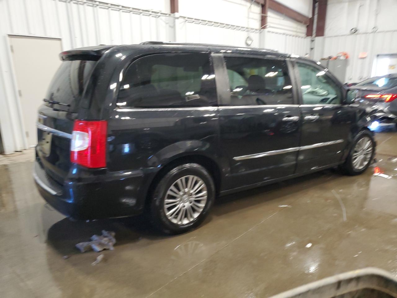 2015 Chrysler Town & Country - Image 3