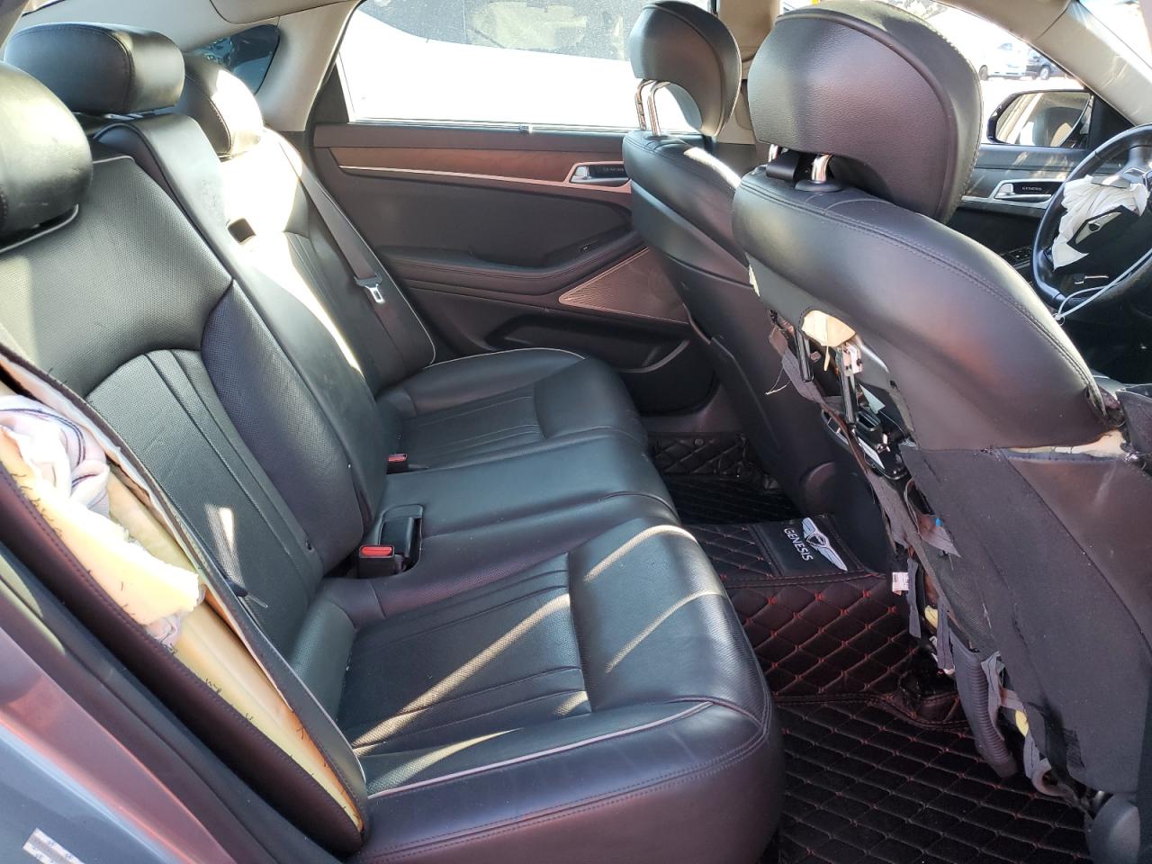 2015 Hyundai Genesis - Image 10