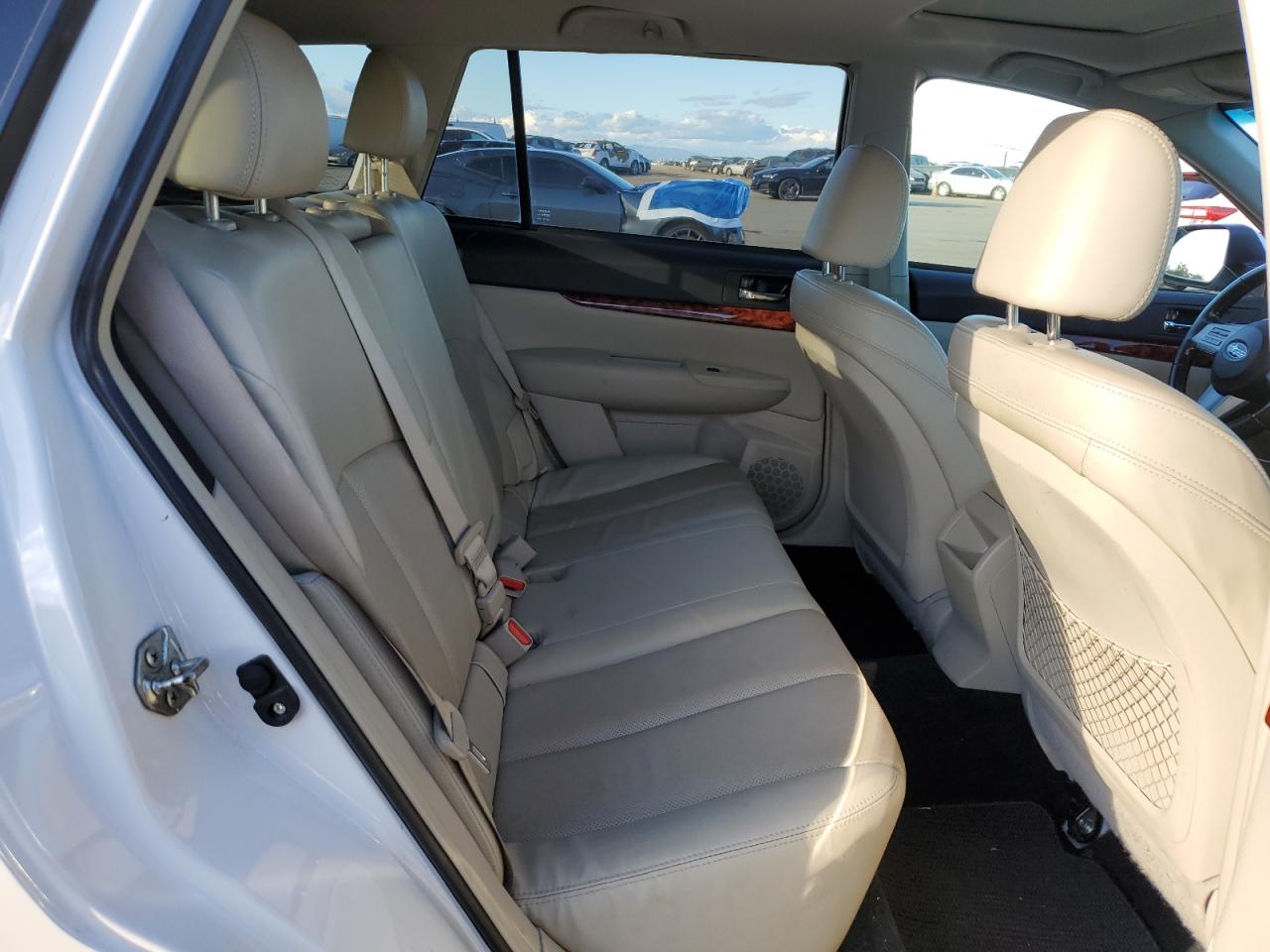 2011 Subaru Outback - Image 10