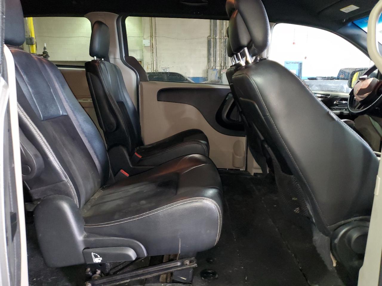 2017 Dodge Caravan - Image 11