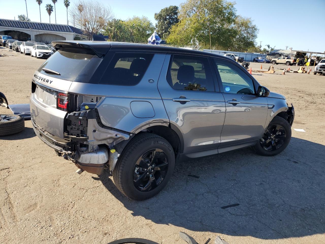 2023 Land Rover Discovery - Image 3