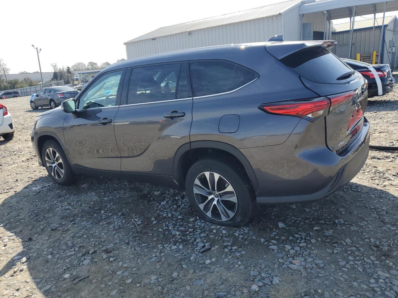 2022 Toyota Highlander - Image 2