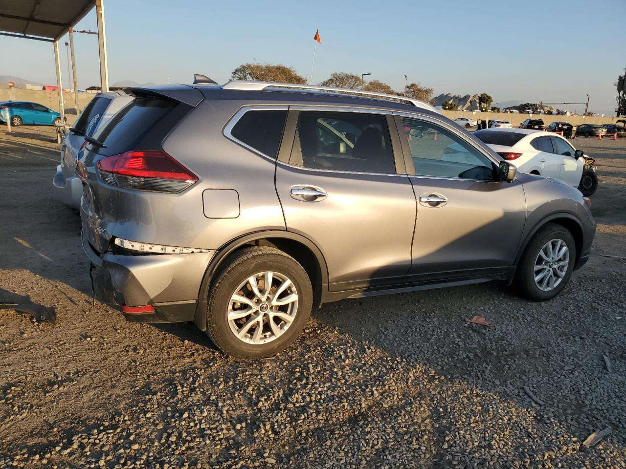 KNMAT2MT2JP574037 NISSAN ROGUE 2018
