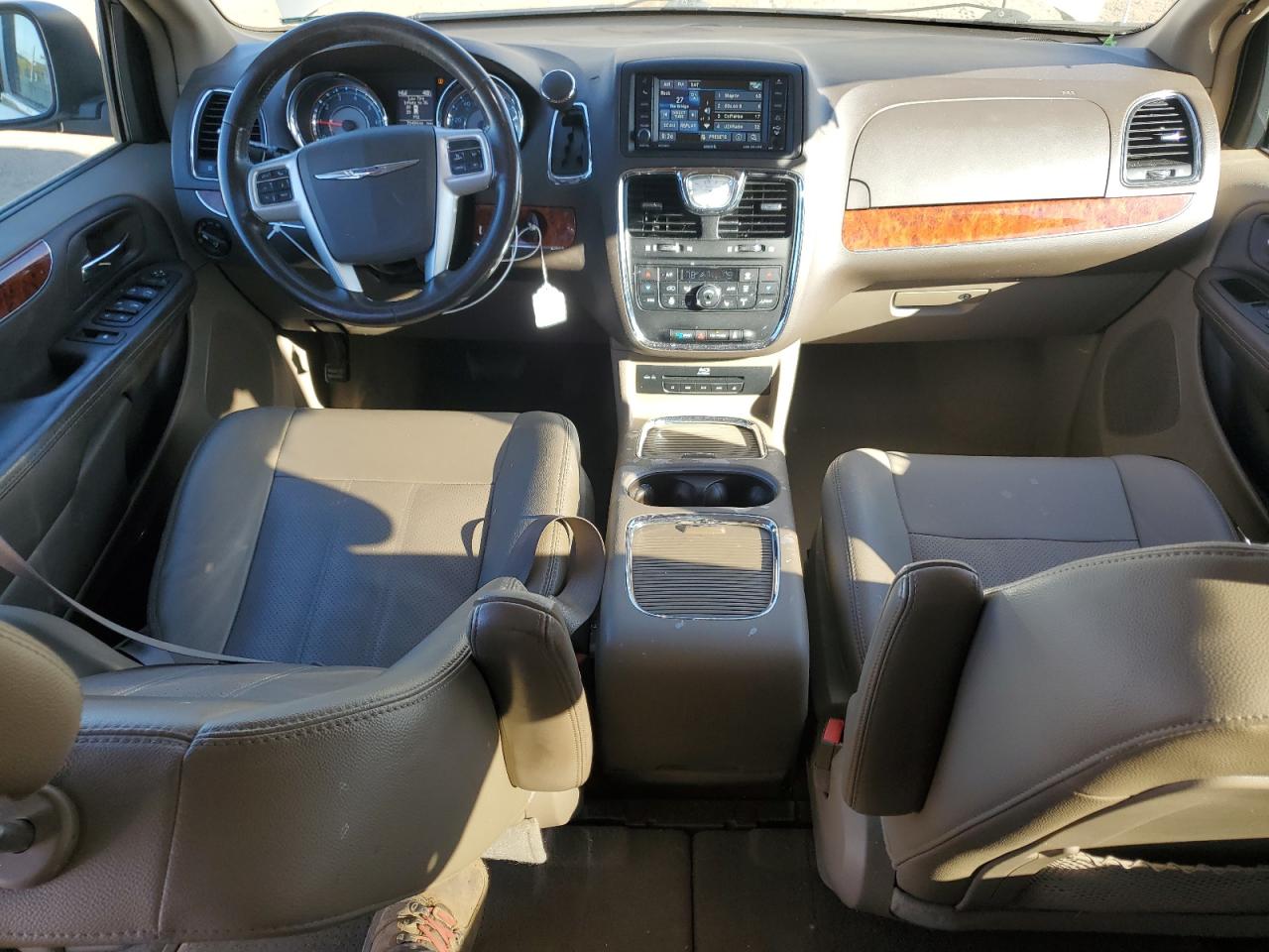 2015 Chrysler Town & Country - Image 8