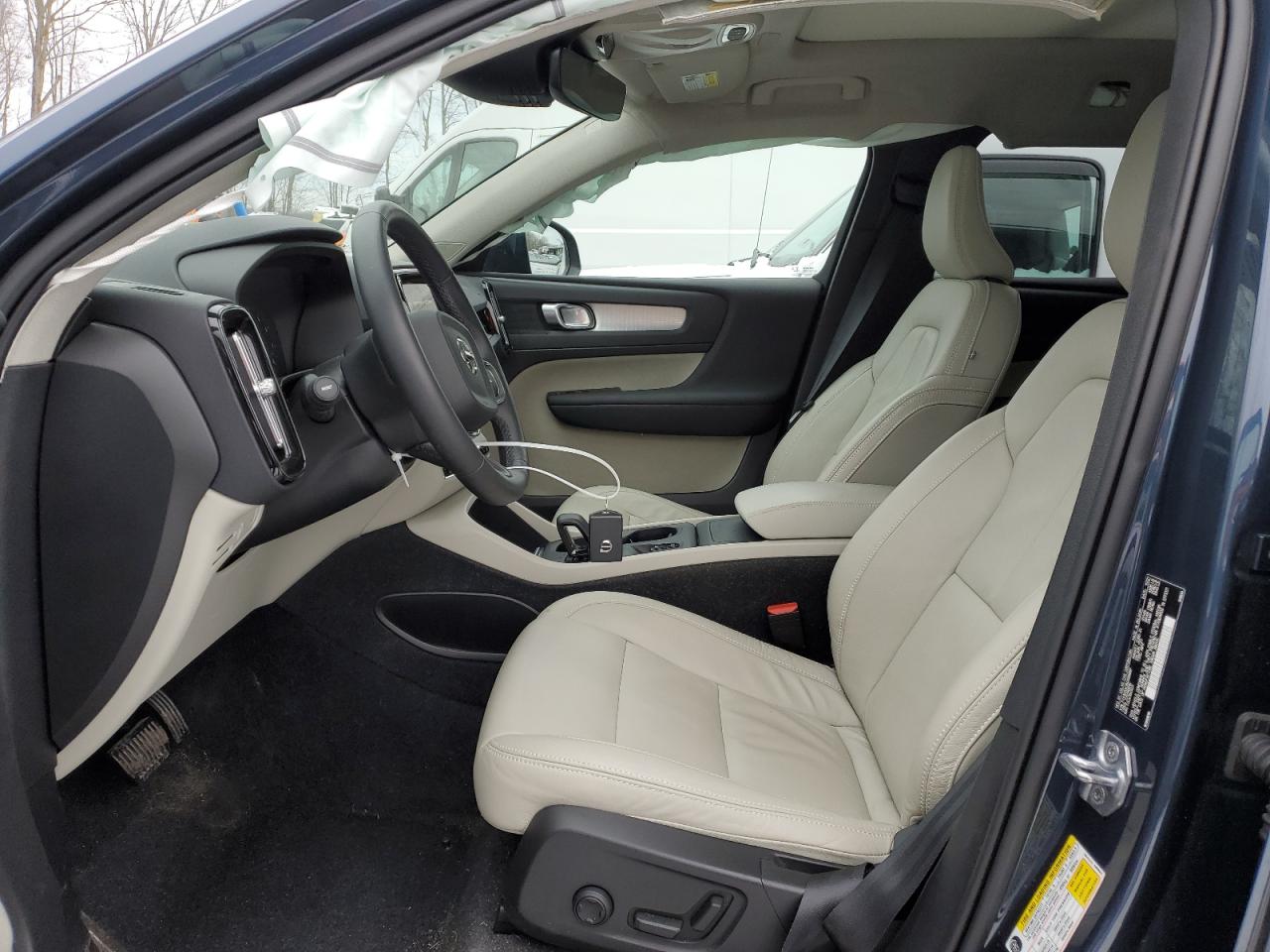 2022 Volvo XC40 - Image 7