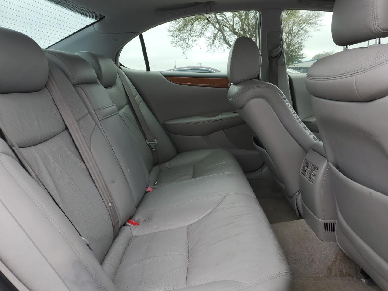 2005 Lexus ES - Image 10