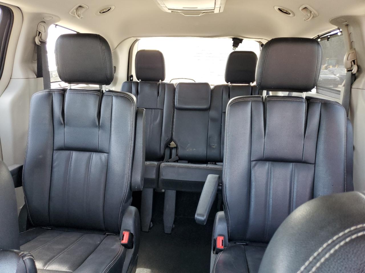 2015 Chrysler Town & Country - Image 10