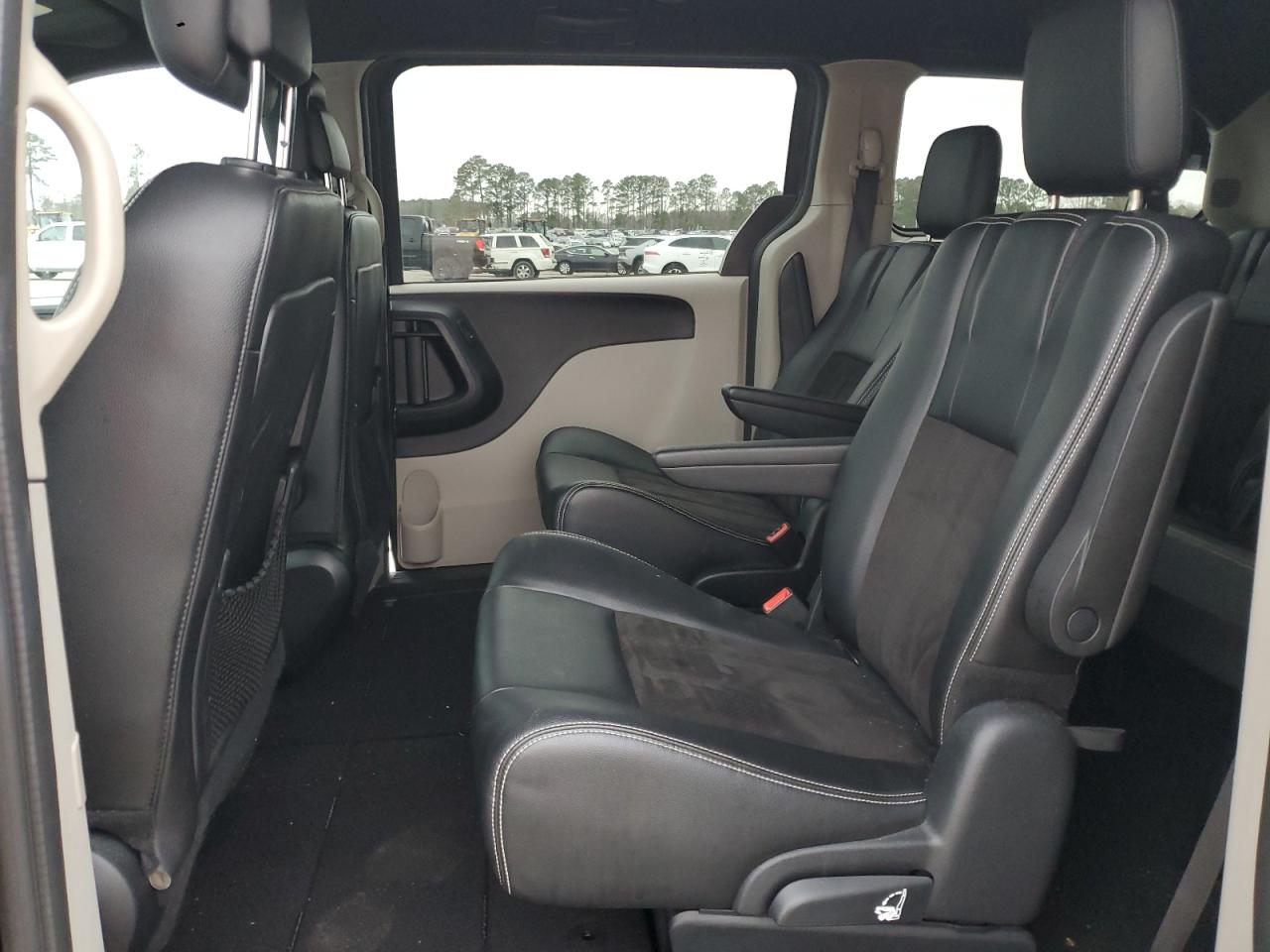 2020 Dodge Caravan - Image 11