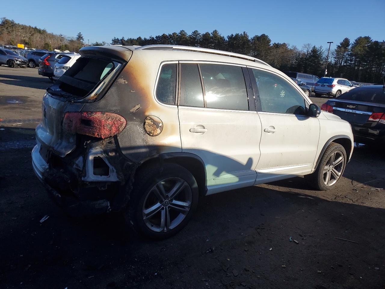 2017 Volkswagen Tiguan - Image 3