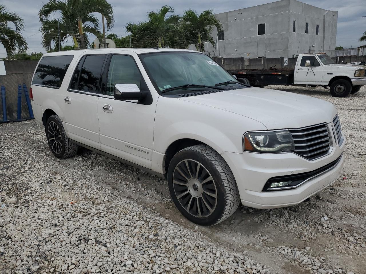 2015 Lincoln Navigator - Image 4