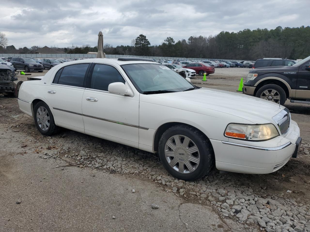 2003 Lincoln Town Car - Image 4