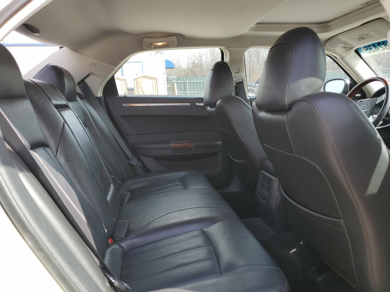 2010 Chrysler 300 - Image 10