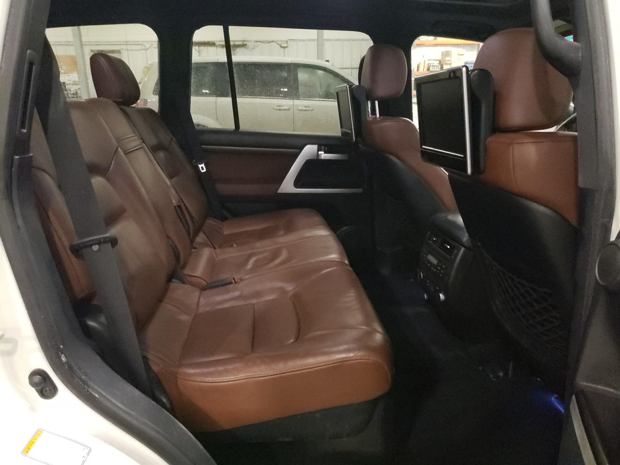 2016 Toyota Land Cruiser - Image 11