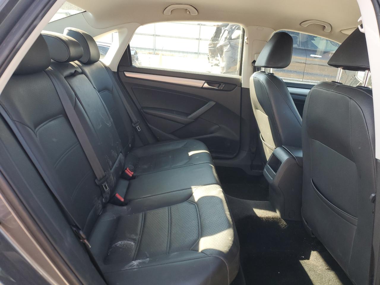 2014 Volkswagen Passat - Image 10