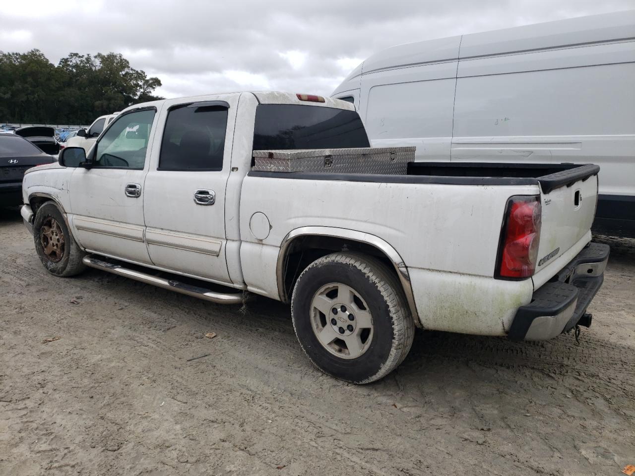 2006 Chevrolet Silverado - Image 2
