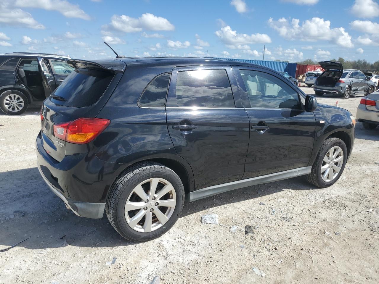 2013 Mitsubishi Outlander - Image 3