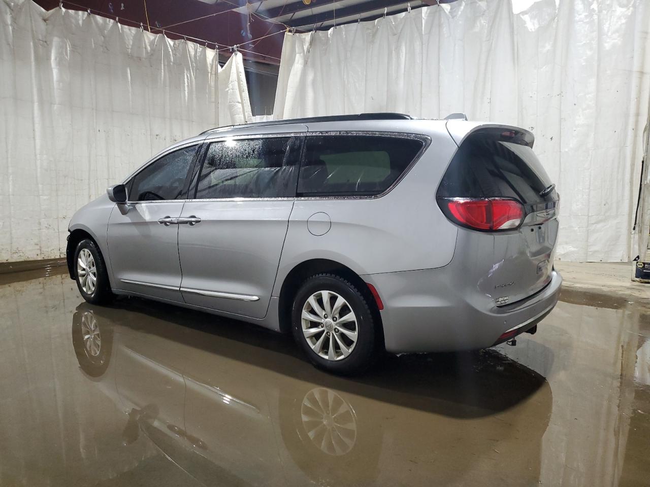 2017 Chrysler Pacifica - Image 2