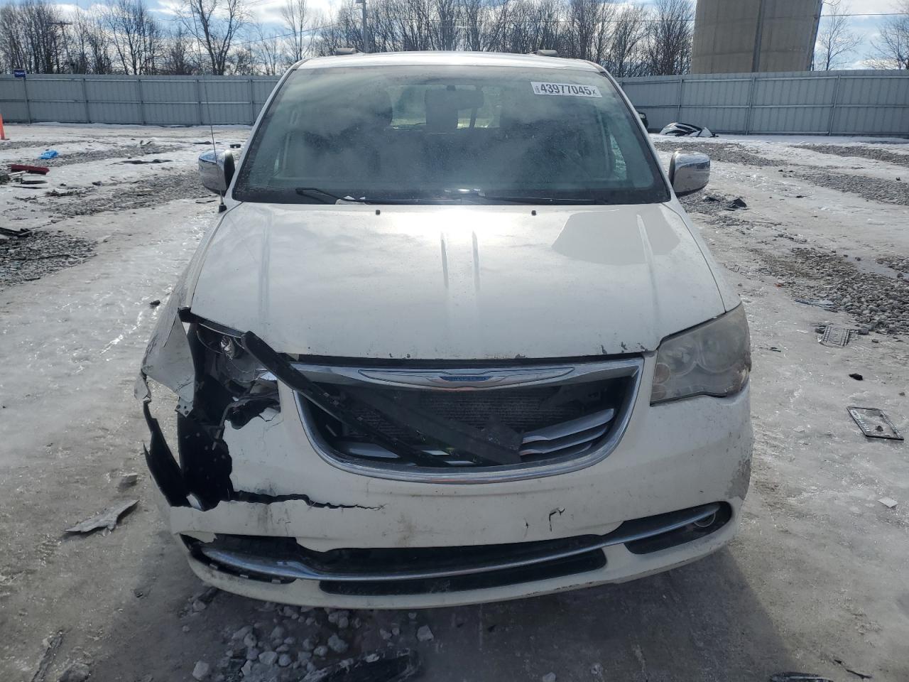 2013 Chrysler Town & Country - Image 5