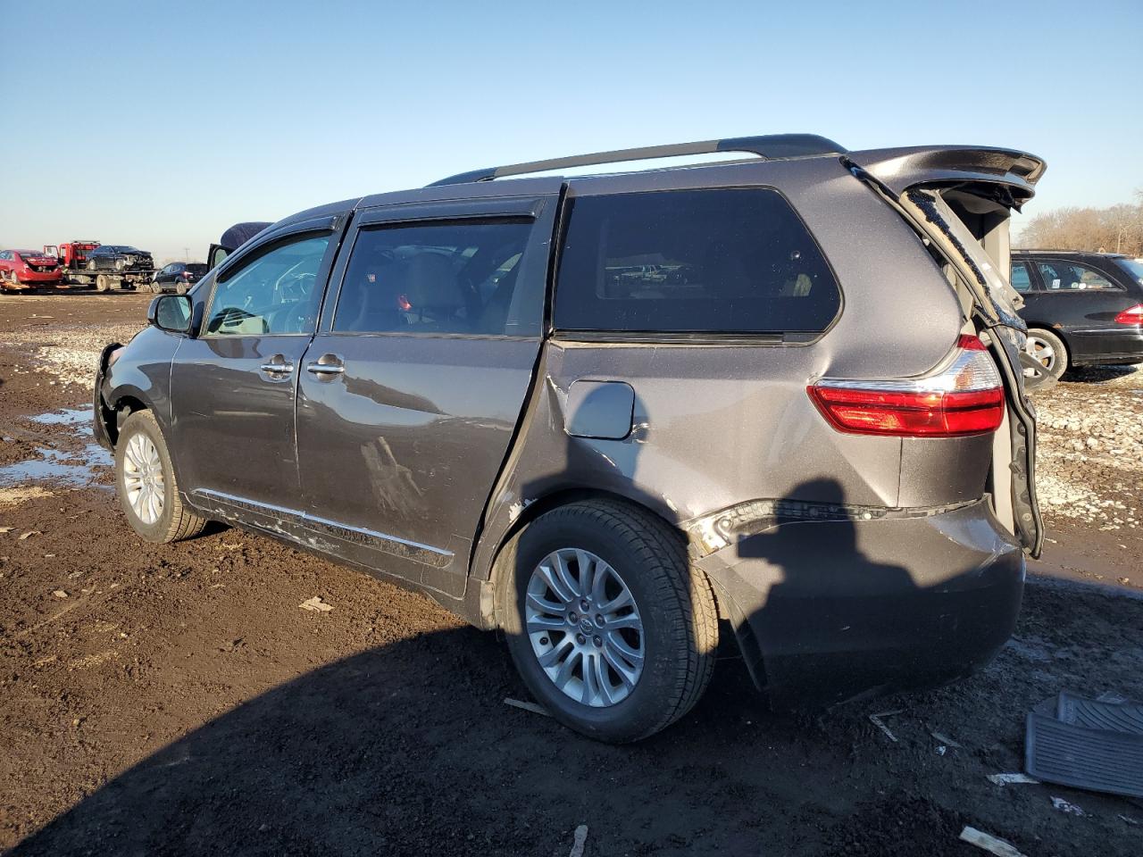 2015 Toyota Sienna - Image 2