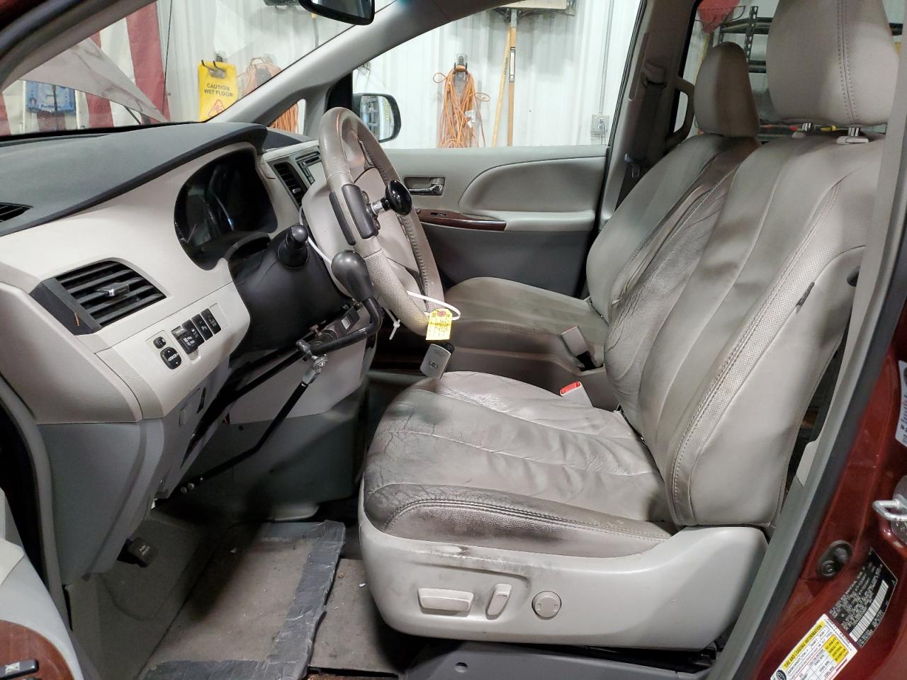 2014 Toyota Sienna - Image 7