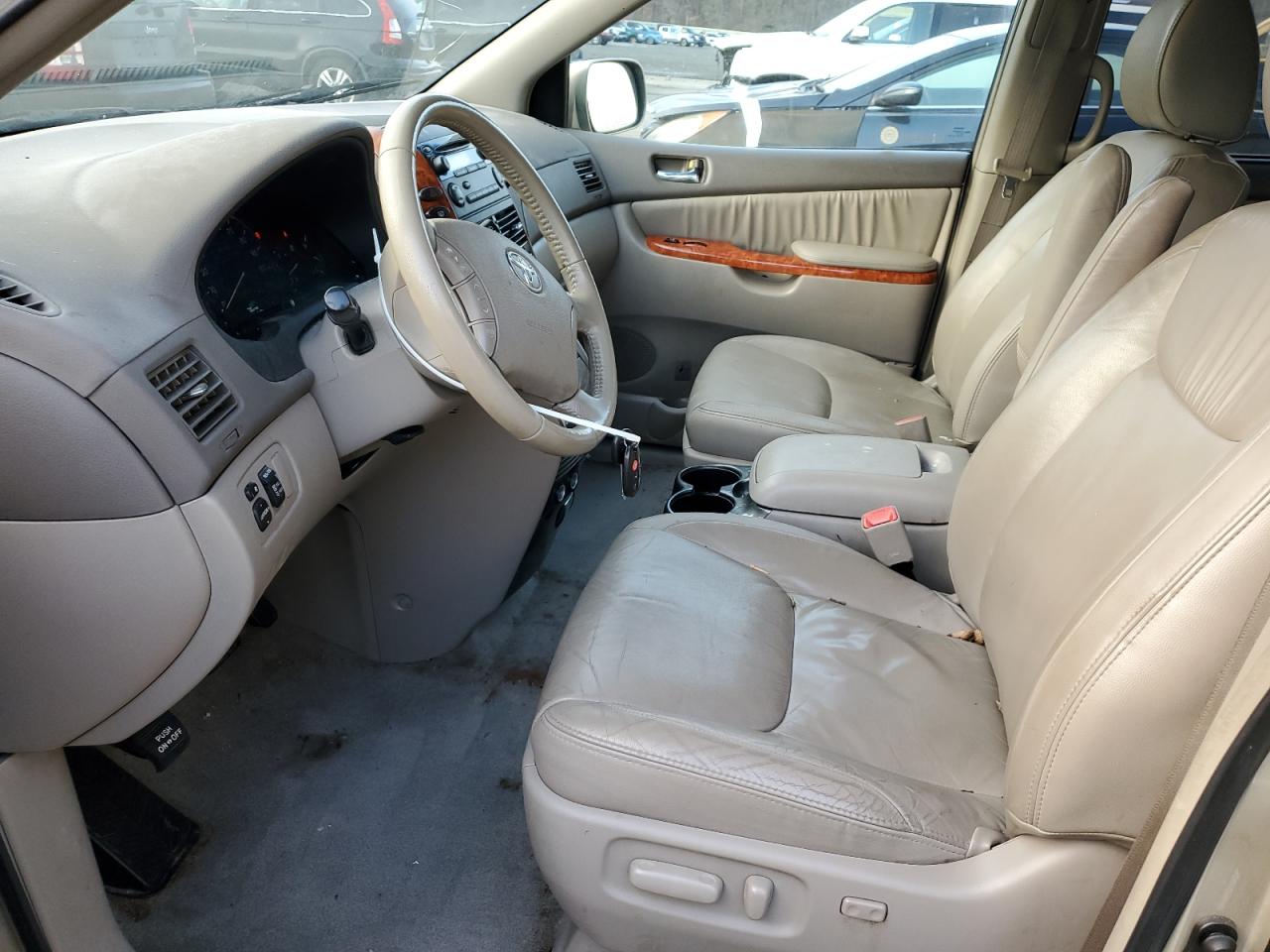 2010 Toyota Sienna - Image 7