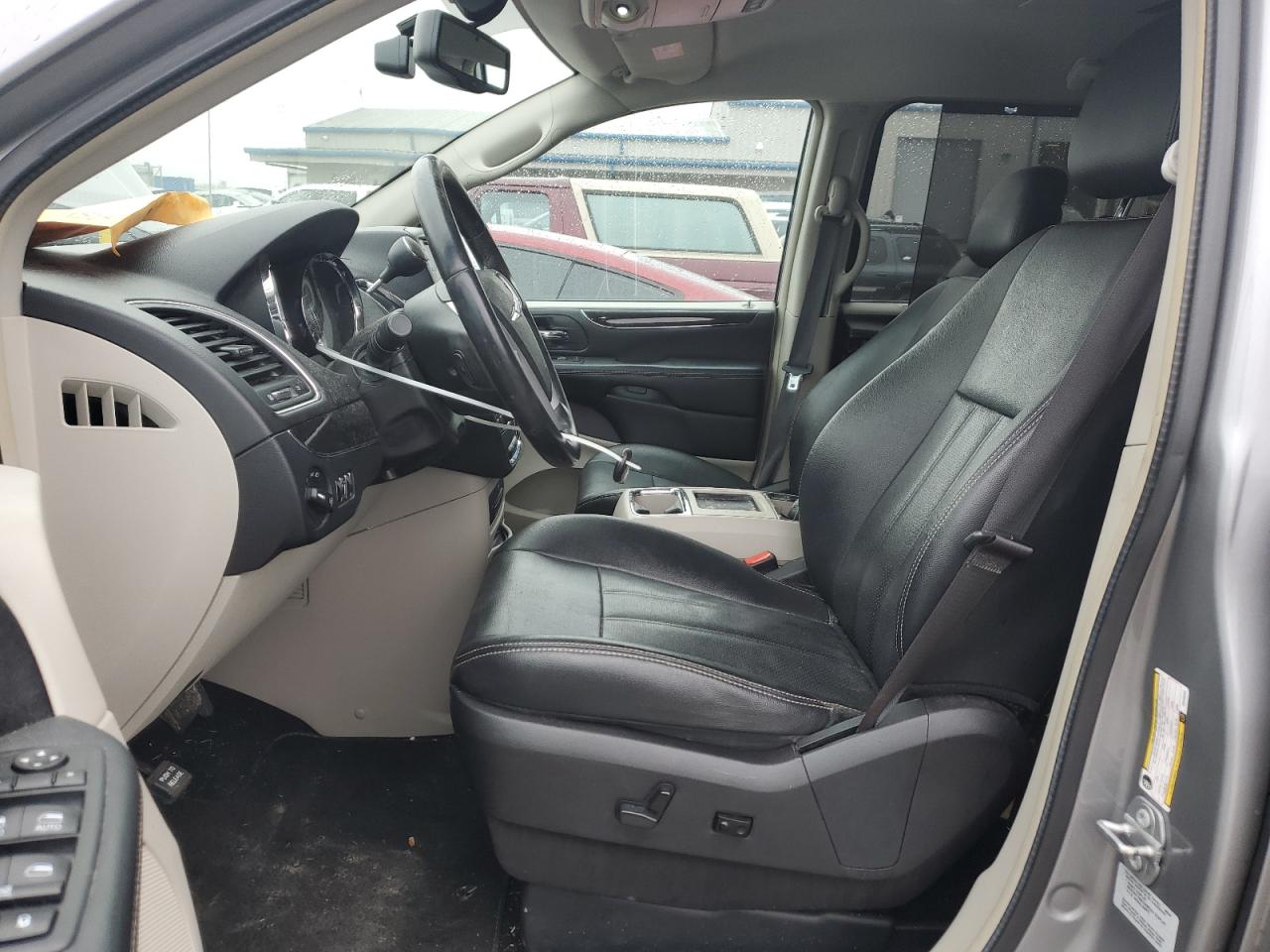 2016 Chrysler Town & Country - Image 7