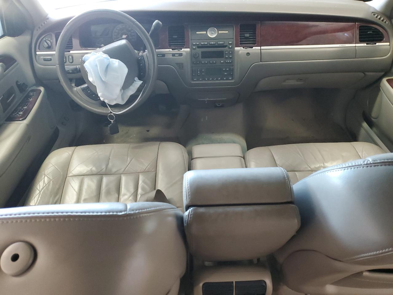 2005 Lincoln Town Car - Image 8