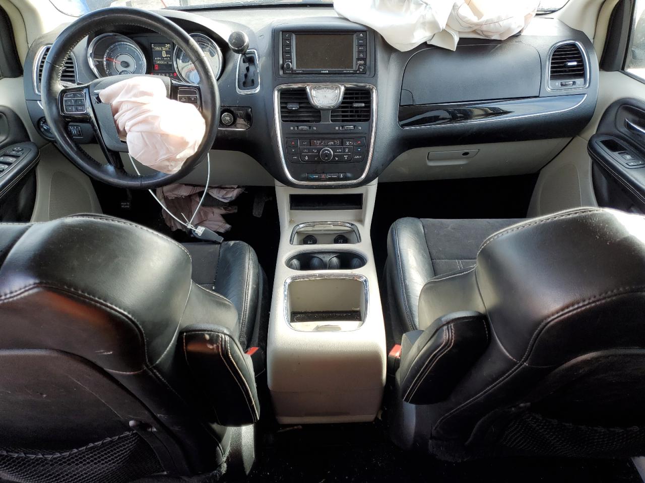 2016 Chrysler Town & Country - Image 8