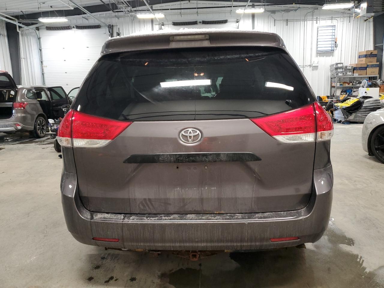 2011 Toyota Sienna - Image 6