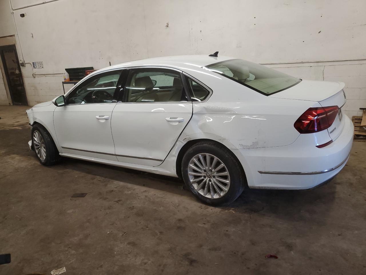 2017 Volkswagen Passat - Image 2